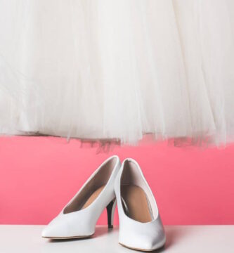 combinar tacones con vestido blanco